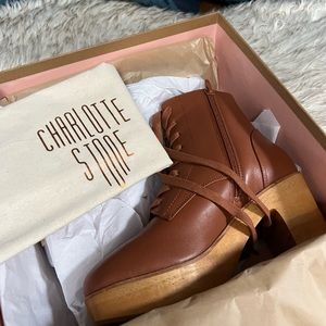 NEW Sz 8 Charlotte Stone clog boots, leather with memory foam insole.